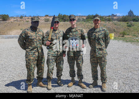 Von links, Sgt. Maj. Alfred R. Broadus, Sergeant Major der Sitz und die Hauptverwaltung Squadron (H&HS), Cpl. Jake R. Musser, Cpl. Anthony Bartelmie, Oberstleutnant Michael A. Spears, kommandierender Offizier der H&HS, Pose mit der Trophäe, nachdem er die H&HS "Warrior Challenge" an der Marine Corps Air Station Miramar, Calif., April 26. Die "Warrior Challenge" ist eine monatliche Wettbewerb zwischen allen Abschnitten in H&HS Kameradschaft und einen gesunden Wettbewerb zu fördern. (U.S. Marine Corps Foto von Cpl. Daniel Auvert/Freigegeben) Stockfoto