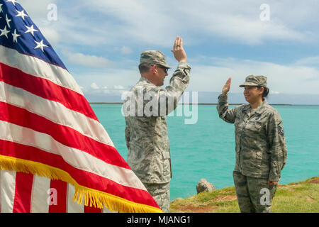 Us Air Force Master Sgt. Raquel Greif, ein Fachmann der öffentlichen Angelegenheiten, nimmt den Eid der Eintragung für weitere drei Jahre in der Air Force Reserve von Oberst Kenneth Laute durchgeführt, 624Th Region Support Group Commander, 26. April 2018, an Joint Base Pearl Harbor-Hickam, Hawaii zu dienen. Die 624Th RSG ist die größte Luftwaffe finden Präsenz im Pazifik bietet nahezu 700 combat ready"-Flieger, die in der Luft port spezialisieren, aeromedical Support und Engineering Operations für die weltweite Beschäftigung, die Förderung von Frieden und Stabilität in der asiatisch-pazifischen Region und in der ganzen Welt. Stockfoto