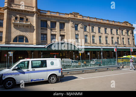 Sydney Hauptbahnhof mit Polizeiautos parkten außerhalb, Sydney, Australien Stockfoto