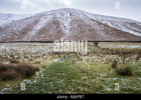 Ein kalter November Landschaft Szene mit Hill und Schnee. Die nördliche Seite des Rushup Edge, Vale von Alfreton, Derbyshire, Peak District, England, Großbritannien Stockfoto