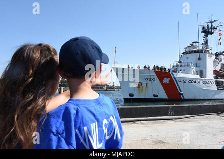 Das Patrouillenboot entschlossene Rückkehr in St. Petersburg, Florida, Samstag, April 2018 um HOMEPORT. Resolute Crewmitglieder nach Hause kam nach 71-tägigen Patrouille auf Training, und die Droge und der wanderarbeitnehmer Verbot Missionen konzentriert. (U.S. Coast Guard Foto von Petty Officer 2. Klasse Ashley J. Johnson) Stockfoto