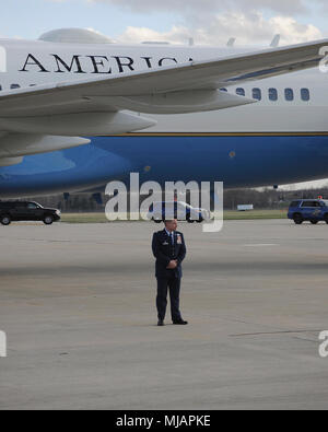 SELFRIDGE AIR NATIONAL GUARD BASE, mich Oberstleutnant Shawn Holtz, kommandierender Offizier der 127. Mission Support Gruppe hier, wartet draußen Air Force One für die Fahrzeugkolonne des Präsidenten am 28. April abzuweichen. Holtz empfing Präsident Donald J. Trumpf im Namen von Selfridge Air National Guard Base und die 127 Flügel bei einem Besuch in Macomb County. (Air National Guard Foto von Tech. Sgt. Chelsea E. Friseur / freigegeben) Stockfoto