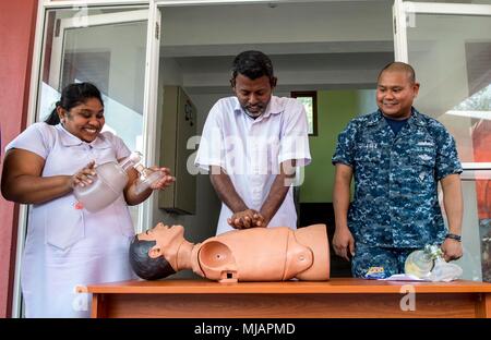 180428-N-RM 689-0139 TRINCOMALEE, Sri Lanka (28. April 2018) Hospital Corpsman 2. Klasse Rudolf Delarea (rechts), ein Eingeborener von San Diego, die militärische Sealift Command Hospital Ship USNS Mercy (T-AH 19) zugeordnet ist für Pazifische Partnerschaft 2018 (PP18), lehrt, daß Sri Lankans, an der Basis Krankenhaus Mutur arbeiten wie CPR während einer medizinischen Ausbildung Symposium zu führen. PP18's Mission ist es, gemeinsam mit Gastgeber und Partner Nationen zu arbeiten regionaler Interoperabilität und Disaster Response Funktionen, erhöhen die Stabilität und Sicherheit in der Region zu stärken, und neue und dauerhafte Freundschaften Fördern über die I Stockfoto