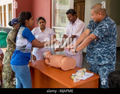 180428-N-RM 689-0123 TRINCOMALEE, Sri Lanka (28. April 2018) Hospital Corpsman 2. Klasse Rudolf Delarea (rechts), ein Eingeborener von San Diego, die militärische Sealift Command Hospital Ship USNS Mercy (T-AH 19) zugeordnet ist für Pazifische Partnerschaft 2018 (PP18), lehrt, daß Sri Lankans, an der Basis Krankenhaus Mutur arbeiten wie CPR während einer medizinischen Ausbildung Symposium zu führen. PP18's Mission ist es, gemeinsam mit Gastgeber und Partner Nationen zu arbeiten regionaler Interoperabilität und Disaster Response Funktionen, erhöhen die Stabilität und Sicherheit in der Region zu stärken, und neue und dauerhafte Freundschaften Fördern über die I Stockfoto