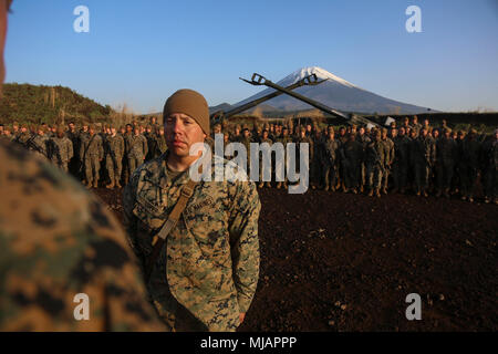 Staff Sgt. Ruben Lopez re-wirbt in der Marine Corps April 29, 2018, auf der kombinierten Arm Ausbildung komplexer, Lager Fuji, Japan. Marines mit 3 Bataillon, 12 Marine Regiment, 3rd Marine Division, III Marine Expeditionary Force in Camp Fuji für die Artillerie Relocation Training Programm 18-1. ARTP 18-1 ist ein Japan-finanzierten, routinemäßige Übung, mit der Marines mit 3/12 aus Camp Hansen, Okinawa, Japan, Leben zu leiten - fire Training in Japan. Lopez ist ein platoon Sergeant mit dem Bataillon. (U.S. Marine Corps Foto von Sgt. Carl König) Stockfoto