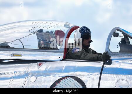 Kevin Elderidge, Air Force Heritage Flight Foundation Pilot, bereitet die F-86 Sabre neben der F-22 Raptor in einem Erbe Flug an der Beale Air Force Base, Calif., 27. April 2018 zu fliegen. Die Sabre, die Erste ihrer Art im amerikanischen Arsenal, brach Geschwindigkeitsrekorde im Laufe seiner Evolution. Stockfoto