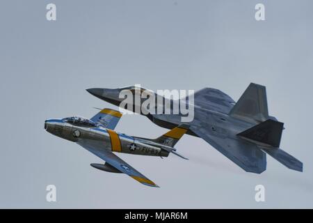 Us Air Force F-22 Raptor Demonstration Team fliegt neben der F-86 Sabre geflogen von Kevin Elderidge für ein Erbe Flug während der beale Air & Space Expo Familientag an der Beale Air Force Base, Calif., 27. April 2018. Die Air Force Heritage Flight Foundation Paare modernes Kampfflugzeug neben WWII, Korea und Vietnam ära Flugzeuge. Stockfoto