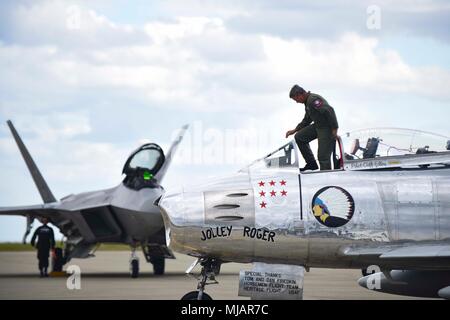 Kevin Elderidge, Air Force Heritage Flight Foundation Pilot, verlässt eine F-86 Sabre nach einem Heritage Flight Performance neben der F-22 Raptor an der Beale Air Force Base, Calif., 28. April 2018. Die Sabre und Raptor während Beale Air & Space Expo durchgeführt. Stockfoto