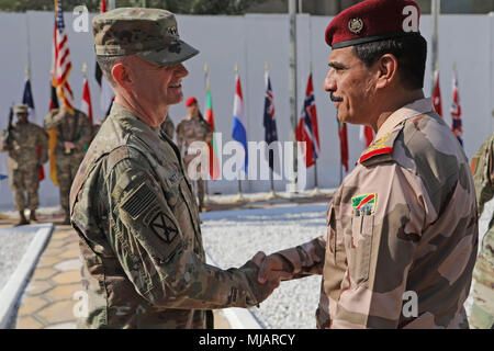 Generalmajor Walter Piatt, Kommandeur der Combined Joint Forces Land Component Command, schüttelt Hände mit irakischen Mitarbeiter Generalleutnant Abdul Amir al-Lami, stellvertretender Kommandeur des Irak Joint Operations Command, während der Deaktivierung CJFLCC Zeremonie in Bagdad, Irak, 30. April 2018. Die Deaktivierung bedeutet das Ende der großen Kampfhandlungen gegen ISIS im Irak und erkennt die wechselnde Zusammensetzung und Zuständigkeiten der Koalition. (U.S. Armee Foto von Master Sgt. Horace Murray) Stockfoto