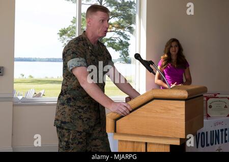 Colonel Russell Burton, kommandierender Offizier, Marine Corps Air Station New River, gibt seine Erläuterungen während der Präsidentschaftswahlen Auszeichnungen und freiwillige Anerkennung Zeremonie auf WAB New River, N.C., 26. April 2018. Der Zweck dieser Zeremonie wurde zu Ehren Marines und Familienangehörigen für Ihre umfangreiche Community Service von 100 Stunden oder mehr. (U.S. Marine Corps Foto von Lance Cpl. Ursula V. Smith) Stockfoto