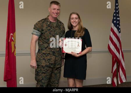 Colonel Russell Burton, Links, kommandierender Offizier, Marine Corps Air Station New River, posiert für ein Foto mit Preisträger Samantha Daniels während der Präsidentschaftswahlen Auszeichnungen und freiwillige Anerkennung Zeremonie auf WAB New River, N.C., 26. April 2018. Der Zweck dieser Zeremonie wurde zu Ehren Marines und Familienangehörigen für Ihre umfangreiche Community Service von 100 Stunden oder mehr. (U.S. Marine Corps Foto von Lance Cpl. Ursula V. Smith) Stockfoto