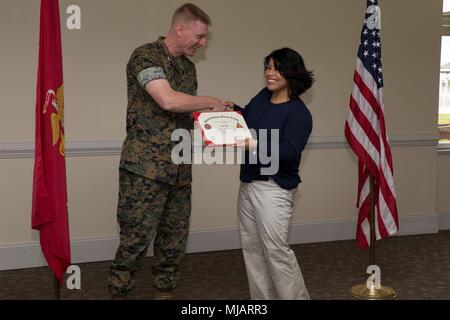 Colonel Russell Burton, Links, kommandierender Offizier, Marine Corps Air Station New River, stellt eine Auszeichnung zu Bella Flynn während der Präsidentschaftswahlen Auszeichnungen und freiwillige Anerkennung Zeremonie auf der Marine Corps Air Station New River, N.C., 26. April 2018. Der Zweck dieser Zeremonie wurde zu Ehren Marines und Familienangehörigen für Ihre umfangreiche Community Service von 100 Stunden oder mehr. (U.S. Marine Corps Foto von Lance Cpl. Ursula V. Smith) Stockfoto