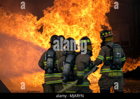 Feuerwehrmänner der US Air Force 23. Bauingenieur Squadron (CES) ein Flugzeug ein Brand während Live Fire Training löschen, 24. April 2018, bei Moody Air Force Base, Georgien zugeordnet. Feuerwehrmänner vom 23 d CES und Valdosta Feuerwehr in der Ausbildung mehr Erfahrung Löschflugzeuge Brände zu gewinnen und zusammen als ein geschlossenes Team zu arbeiten, während Sie noch üben ordnungsgemäße und sichere Brandbekämpfung Techniken beteiligt. (U.S. Air Force Foto von Airman 1st Class Eugene Oliver) Stockfoto