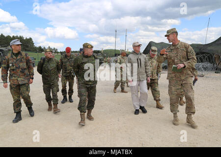 Oberst James Bartholomees, Kommandeur der 173Rd Infantry Brigade Combat Team (Airborne), spricht mit multinationalen Verehrte Besucher, Hohenfels, Deutschland, April 26, 2018. Verschiedene militärische und zivile Beamte kam zu Hohenfels, um zu sehen, wie die Joint Warfighting Bewertung (JWA) hilft die Armee aufkommende Konzepte zu bewerten, neue Technologien zu integrieren und Interoperabilität innerhalb der Armee zu fördern, mit den anderen Services, US-Verbündeten und Partnern. (U.S. Armee Foto: Staff Sgt. Kalie Frantz) Stockfoto