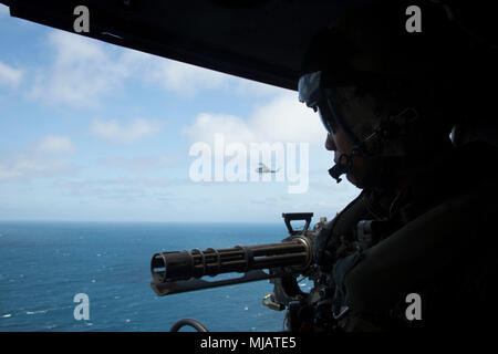 Us Marine Corps Cpl. Joaquin Barrios, Ein UH-1Y Venom Crew Chief, sieht für feindliche Ziele während der Durchführung forward Air controller Airborne Übungen auf der Insel San Clemente, Kalifornien, 29. April 2018. Das Essex Amphibious Ready Group (ARG) und 13 MEU integriert die zweite große Ausübung ihrer Pre zu leiten - Bereitstellung der Ausbildung. ARG, MEU Übung (ARGMEUEX) bietet wichtige und realistische Ship-to-shore Ausbildung, für die Integration der Navy-Marine Corps Team zu verbessern. ARGMEUEX bietet die Möglichkeit, individuelle und die Fähigkeiten zu integrieren und die Essex ARG und 13 entwickeln. Stockfoto