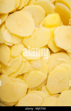 In Scheiben geschnittene rohe Kartoffeln in Glaswaren bereit zu kochen Stockfoto