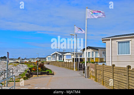 Wales Küstenweg führt statische Wohnwagen mit Blick auf Trecco Bay, Porthcawl, S. Wales. Der Park ist im Besitz von parkdean Resorts betrieben. Stockfoto