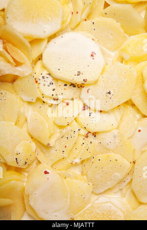 In Scheiben geschnittene rohe Kartoffeln in Glaswaren bereit zu kochen Stockfoto
