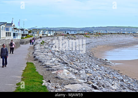 Die Wales Küste weg wo es läuft entlang der Kante der Trecco Bay, Porthcawl, S. Wales mit dem Großen holiday Caravan Park von parkdean Erholungsorte besessen. Stockfoto