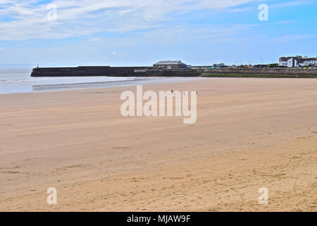 Die Aussicht über Sandy Bay Porthcawl, S. Wales auf den Leuchtturm und Mole/Sea Wall zum Schutz der neu angelegte Yachthafen. Stockfoto