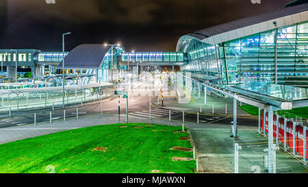 Dublin Flughafen, Terminal 2, Irland. Lange Belichtung. Nacht der Fotografie. Stockfoto