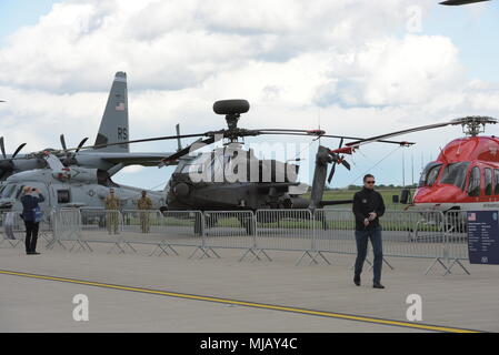 Eine AH-64 Apache Helikopter vom 1.BATAILLON, 3 Aviation Regiment, 12 Combat Aviation Brigade, steht auf dem Display während der Innovation und Führung in der Luft- und Raumfahrt Konferenz- und Air Show, April, 26 Berlin-Schönefeld Flughafen, in der Nähe von Berlin. Die ILA Berlin Air Show bietet Fachleuten der Industrie, Regierungsvertreter und Luftfahrtfans die Möglichkeit Flugzeuge bis zu Ansicht schließen und den persönlichen und mit Piloten und Besatzungsmitglieder zu interagieren. Stockfoto