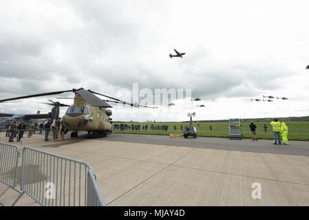 Eine CH-47 Chinook Hubschrauber von 1St Battalion, 214Th Aviation Regiment, 12 Combat Aviation Brigade, steht auf dem Display während der Innovation und Führung in der Luft- und Raumfahrt Konferenz- und Air Show, 26. April am Flughafen Berlin-Schönefeld, in der Nähe von Berlin. Die ILA Berlin Air Show bietet Fachleuten der Industrie, Regierungsvertreter und Luftfahrtfans die Möglichkeit Flugzeuge bis zu Ansicht schließen und den persönlichen und mit Piloten und Besatzungsmitglieder zu interagieren. Stockfoto