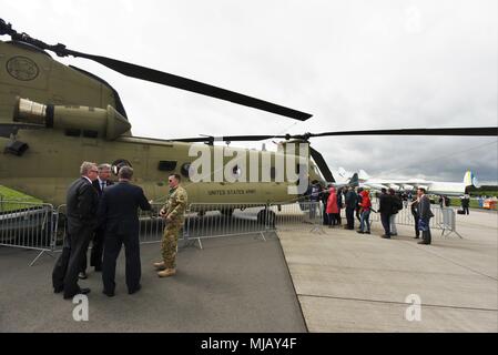 Eine CH-47 Chinook Hubschrauber von 1St Battalion, 214Th Aviation Regiment, 12 Combat Aviation Brigade, steht auf dem Display während der Innovation und Führung in der Luft- und Raumfahrt Konferenz- und Air Show, 26. April am Flughafen Berlin-Schönefeld, in der Nähe von Berlin. Die ILA Berlin Air Show bietet Fachleuten der Industrie, Regierungsvertreter und Luftfahrtfans die Möglichkeit Flugzeuge bis zu Ansicht schließen und den persönlichen und mit Piloten und Besatzungsmitglieder zu interagieren. Stockfoto