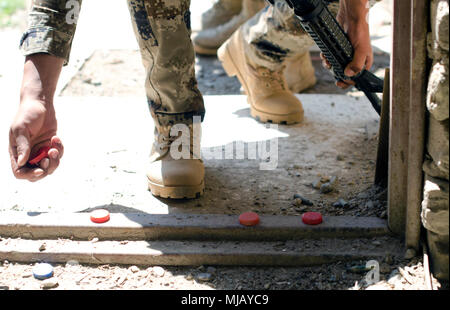 Südwesten Asien - Ein irakischer Terrorismusbekämpfung Student nutzt Flaschenverschlüsse eine Tür mit Sprengstoff im fiktiven Dorf Medina, Bagdad, 30. April 2018 manipuliert zu markieren. Die Ausbildung in Medina Dorf wurde durch die Streitkräfte der Koalition zu helfen, CTS-Studenten ihre Kampftechniken wie Close Quarters Combat bauen, Ied identifizieren, die Einrichtung von Fahrzeug Checkpoints und Reagieren auf IED Angriffe. Streitkräfte der Koalition weiterhin die Menschen im Irak zu unterstützen, um die Fähigkeiten der Nation und zur Verbesserung der Sicherheit und Stabilität zu gewährleisten. (U.S. Armee Foto von Sgt. William A. Parsons) Stockfoto