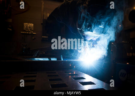 Airman 1st Class Jesaja Jackson, 23d Maintenance Squadron Flugzeuge Metals Technology Facharbeiter, Komponenten einer Tabelle, April 25, 2018, bei Moody Air Force Base, Ga Metalle Techniker unterstützen die Mission durch den Einsatz der Herstellungstechniken zu reparieren unzählige Tools und Flugzeugteile und überholen. Die Techniker versuchen, sichere und präzise Fertigung Techniken zur Übung in der Lage sein, ihre intensive Arbeitsbelastung ausreichend zu behandeln. (U.S. Air Force Foto von Airman 1st Class Eugene Oliver) Stockfoto