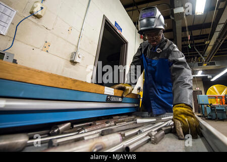 Airman 1st Class Jesaja Jackson, 23d Maintenance Squadron Flugzeuge Metals Technology Facharbeiter, packt ein Stück Edelstahl, April 25, 2018, bei Moody Air Force Base, Ga Metalle Techniker unterstützen die Mission durch den Einsatz der Herstellungstechniken zu reparieren unzählige Tools und Flugzeugteile und überholen. Die Techniker versuchen, sichere und präzise Fertigung Techniken zur Übung in der Lage sein, ihre intensive Arbeitsbelastung ausreichend zu behandeln. (U.S. Air Force Foto von Airman 1st Class Eugene Oliver) Stockfoto