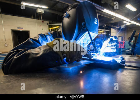 Airman 1st Class Jesaja Jackson, 23d Maintenance Squadron Flugzeuge Metals Technology Facharbeiter, Schweißnähte Edelstahl, April 25, 2018, bei Moody Air Force Base, Ga Metalle Techniker der Mission durch die Verwendung von Herstellungstechniken zu reparieren unzählige Tools und Flugzeugteile Überholung und Support. Die Techniker versuchen, sichere und präzise Fertigung Techniken zur Übung in der Lage sein, ihre intensive Arbeitsbelastung ausreichend zu behandeln. (U.S. Air Force Foto von Airman 1st Class Eugene Oliver) Stockfoto