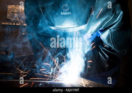 Airman 1st Class Jesaja Jackson, 23d Maintenance Squadron Flugzeuge Metals Technology Facharbeiter, Schweißnähte Komponenten einer Tabelle, April 25, 2018, bei Moody Air Force Base, Ga Metalle Techniker der Mission durch die Verwendung von Herstellungstechniken zu reparieren unzählige Tools und Flugzeugteile Überholung und Support. Die Techniker versuchen, sichere und präzise Fertigung Techniken zur Übung in der Lage sein, ihre intensive Arbeitsbelastung ausreichend zu behandeln. (U.S. Air Force Foto von Airman 1st Class Eugene Oliver) Stockfoto