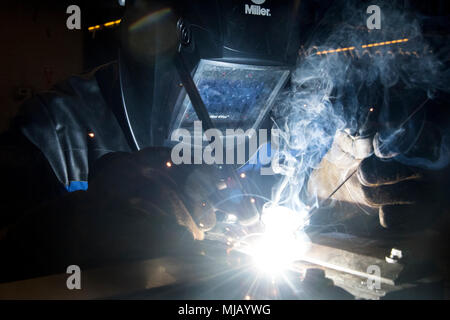 Airman 1st Class Jesaja Jackson, 23d Maintenance Squadron Flugzeuge Metals Technology Facharbeiter, Schweißnähte Edelstahl, April 25, 2018, bei Moody Air Force Base, Ga Metalle Techniker der Mission durch die Verwendung von Herstellungstechniken zu reparieren unzählige Tools und Flugzeugteile Überholung und Support. Die Techniker versuchen, sichere und präzise Fertigung Techniken zur Übung in der Lage sein, ihre intensive Arbeitsbelastung ausreichend zu behandeln. (U.S. Air Force Foto von Airman 1st Class Eugene Oliver) Stockfoto