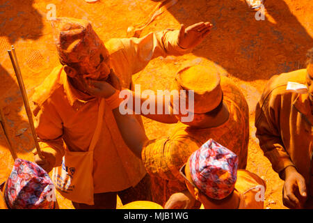 Anwendung zinnoberrot Farbe während Thimi Farbe festival (Sindoor Jatra), Nepali neues Jahr, April 2018 Stockfoto