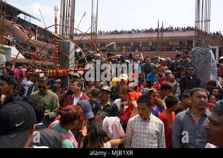 Masse während Thimi Farbe festival wartet (Sindoor Jatra), Nepali neues Jahr, April 2018 Stockfoto