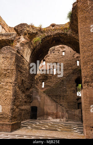 Ruinen der Bäder von Caracalla (Terme di Caracalla), einer der wichtigsten Bäder von Rom in der Zeit des Römischen Reiches. Stockfoto