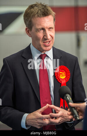 Bürgermeisterwahl Sheffield City Region 2018 Dan Jarvis, Labour MP für Barnsley Central ist als der Bürgermeister für die Sheffield City Region zurück Stockfoto