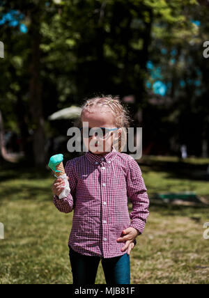 Kleines Mädchen mit Eis im Park Stockfoto