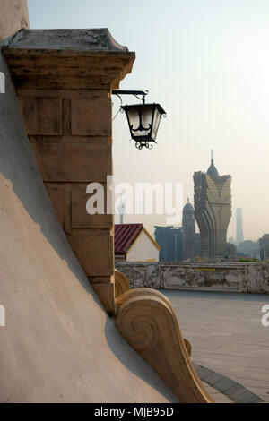 Macau Blick auf die Stadt vom Leuchtturm im Inneren der Festung Guia, dem höchsten Punkt auf der Halbinsel Macau, Macau, Special Administrative Region von China Stockfoto