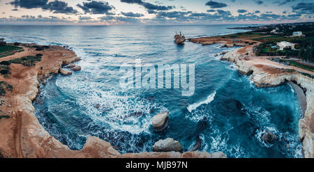 Schiff Edro III in der Nähe von Zypern Strand aufgegeben. Blick von der Drohne. Stockfoto