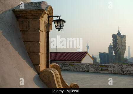 Macau Blick auf die Stadt vom Leuchtturm im Inneren der Festung Guia, dem höchsten Punkt auf der Halbinsel Macau, Macau, Special Administrative Region von China Stockfoto