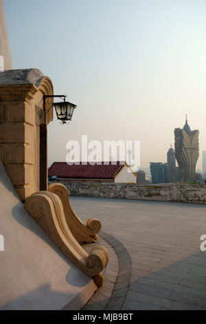 Macau Blick auf die Stadt vom Leuchtturm im Inneren der Festung Guia, dem höchsten Punkt auf der Halbinsel Macau, Macau, Special Administrative Region von China Stockfoto