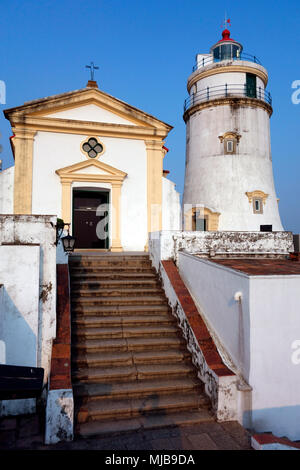 Guia Kapelle und Leuchtturm im Inneren der Festung Guia, dem höchsten Punkt auf der Halbinsel Macau, Macau, Special Administrative Region von China Stockfoto