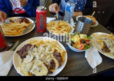 Steak und Chips mit einer Schüssel mit Griechischer Salat Stockfoto