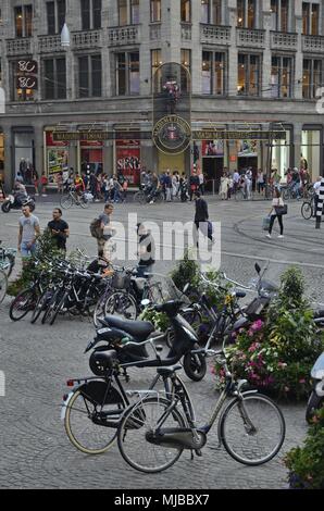 Amsterdam, Niederlande: Das Madame Tussauds Museum auf dem Dam Platz, gesehen aus dem 2. Weltkrieg Denkmal, mit Fußgängern. Stockfoto