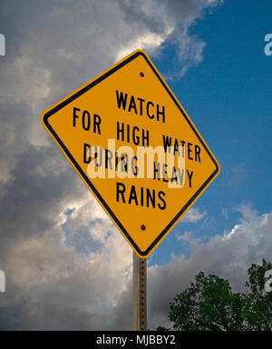 Hohe Wasser Warnschild in ein vertikales Format Stockfoto