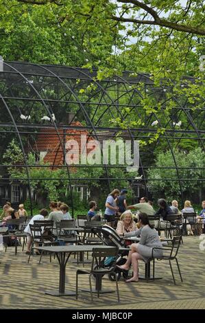 Amsterdam, Niederlande: Hochformat der öffentlichen Bereich vor der Plantage Restaurant im Artis Zoo, mit Besuchern an den Tischen sitzen. Stockfoto