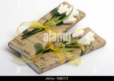 Schokolade mit Tulpen und Bänder auf dem isolierten weißen Hintergrund Stockfoto