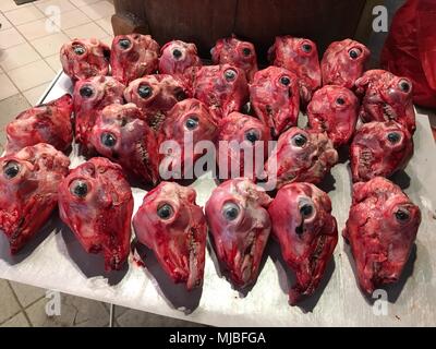 Schafe Köpfen an der zentralen städtischen Markt in Athen, Griechenland Stockfoto